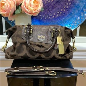 Coach Handbag with Gold hardware💙